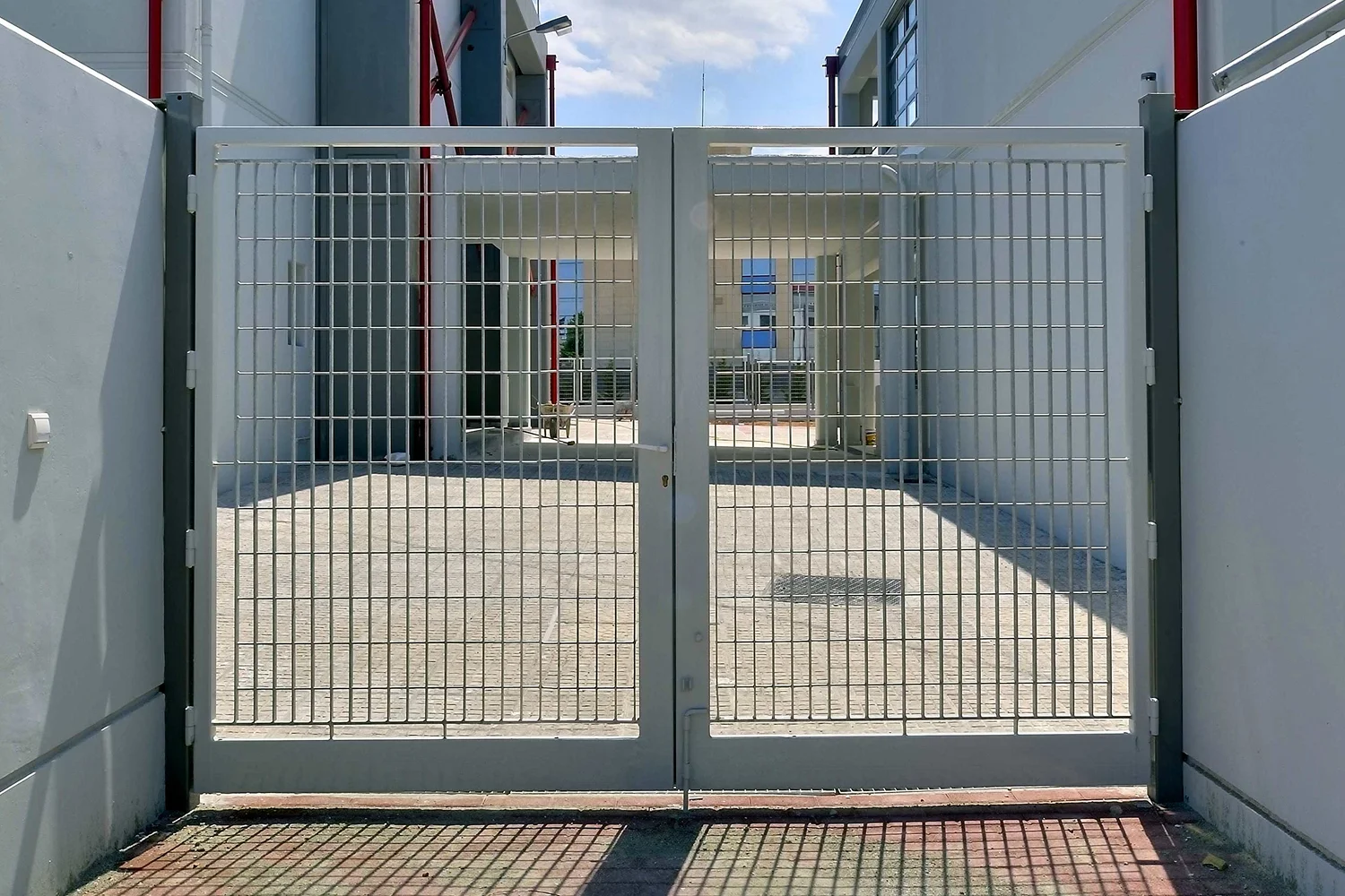 Δίφυλλη Ανοιγόμενη Πόρτα